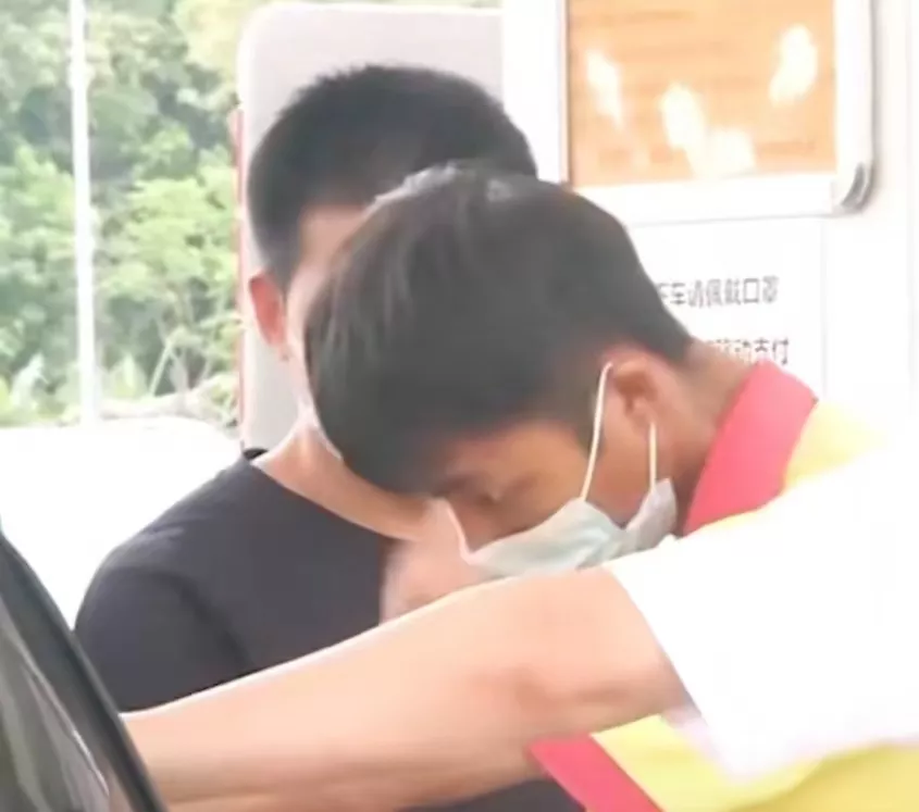 佛山一男子驾车前往东莞,车开上高速,仪表盘显示还剩两格油