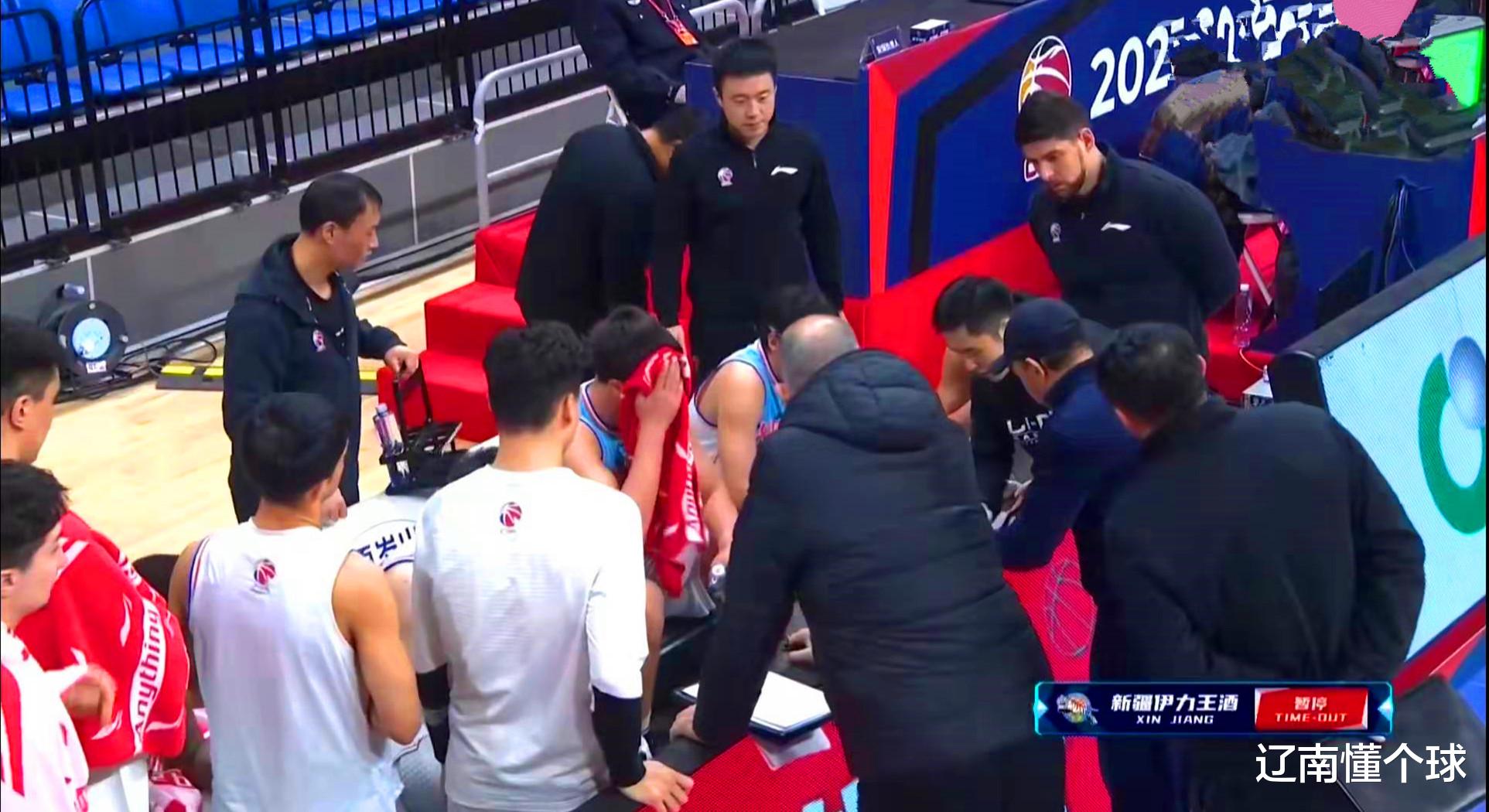 新疆男籃|聯(lián)盟第一崩盤了！遼籃慘敗新疆22分，張鎮(zhèn)麟受傷，疼得用手猛錘地板