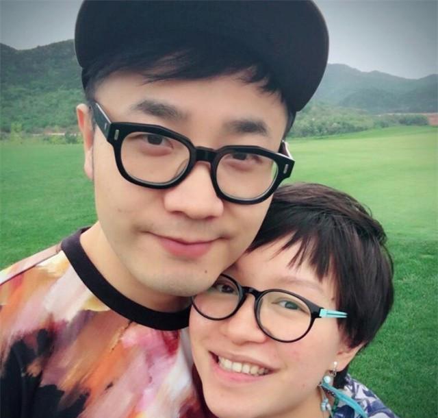 参观王铮亮住的豪宅，客厅摆满各种乐器，对音乐也太痴迷了