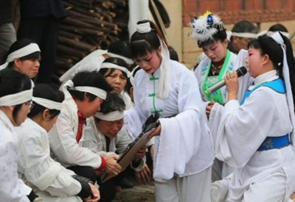 |职业哭丧人有多“捞金”!一年哭320场,月入2万,却被骂没良心,诅咒亲人