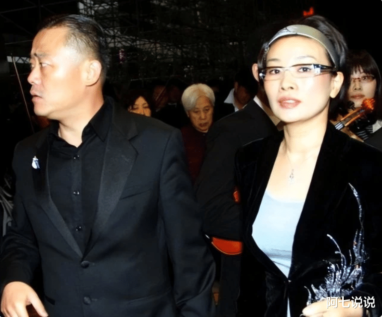 周立波|周立波:两段婚姻三个子女没一个亲生,和富婆胡洁的婚姻幸福吗?