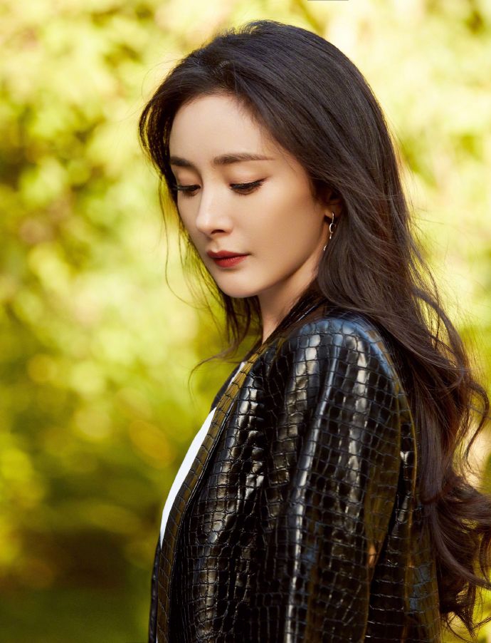 杨幂|美图大赏:北电校庆的杨幂 全身上下都是黑色元素,你知道吗