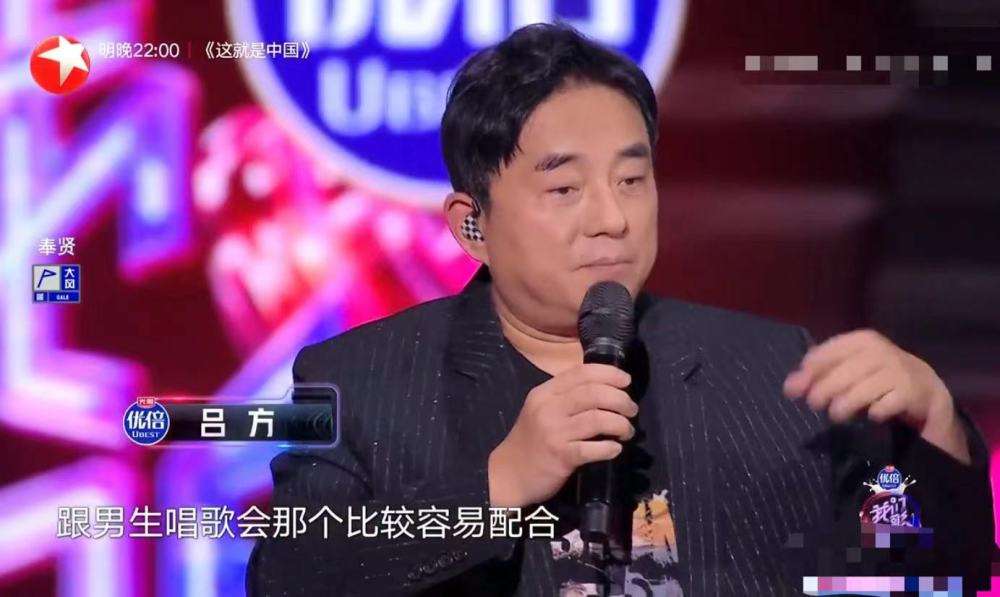 吕方|58岁吕方陪女儿坐楼梯玩耍,2岁囡囡精灵可爱,单眼皮神似爸爸