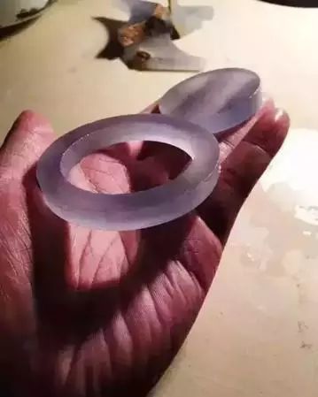 翡翠|如夜明珠般的玻璃种原石,全拿来车珠子了,100万也要打水漂!