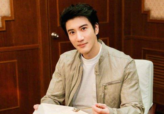 周杰伦|当年周杰伦和台湾F4打架,陈冠希拿起板凳,二话不说上去就打