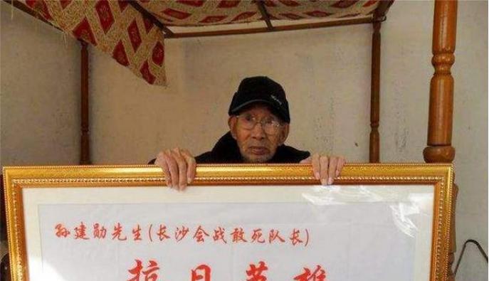 2014年,一位老人掉河里获救后,却在喊:全体上刺刀,冲啊!