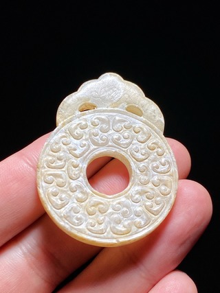 和田玉籽料|战汉 和田玉籽料 白玉受沁 勾云纹 出廓玉璧 挂件