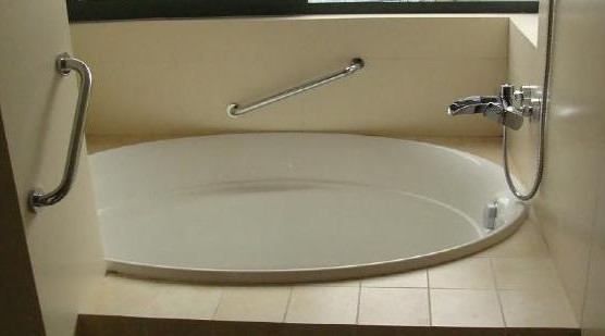 巴掌大的卫生间,请老师傅砌了个浴缸,发到业主群被赞爆了!