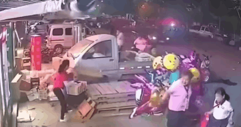 请客被儿子偷偷买单，爸爸知道后跪地痛哭“刺痛亿万父母心”