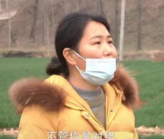 夫妻找父亲要钱养四个娃，父亲不给钱，他们就把后妈赶出家门