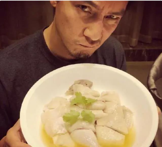 晒晒吴彦祖的豪宅，生活过得很节俭，卫生间安置在楼梯底下