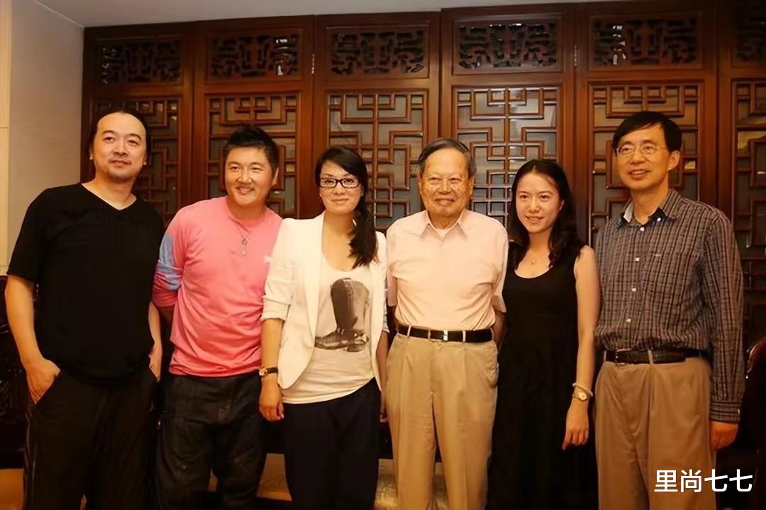 杨振宁|杨振宁百岁寿诞太简朴!弓腰驼背老了好多,小54岁娇妻穿白衣更素