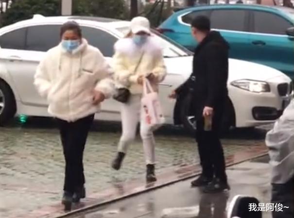 湖北2胎妈妈办周岁宴,娘家姐姐手提6万现金,一细节网友议论纷纷