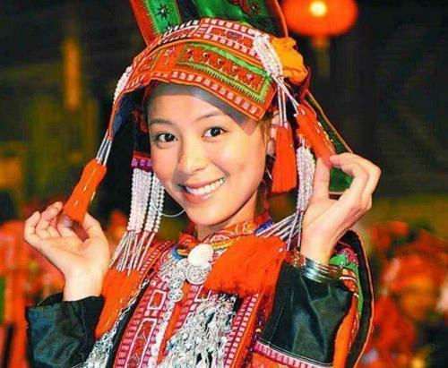 朱迅|朱迅晒出近况，身穿少数民族服装太兴奋，两个麻花辫如少女