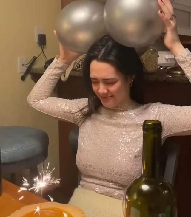 哈利·贝瑞|钟丽缇大女儿近照引争议，衣着不整与男友人躺浴缸，已两年未归家