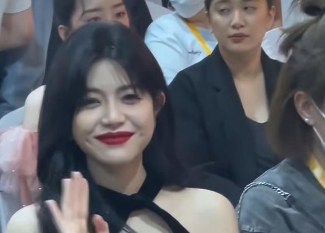 陈妍希|破大防了!陈妍希关晓彤金鸡造型垫底,但是她两的老公拔尖又帅气