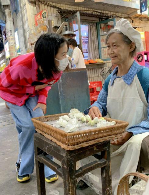 陆毅携妻女开心出游，俩女儿暴风抽高，14岁贝儿背影和妈妈分不清