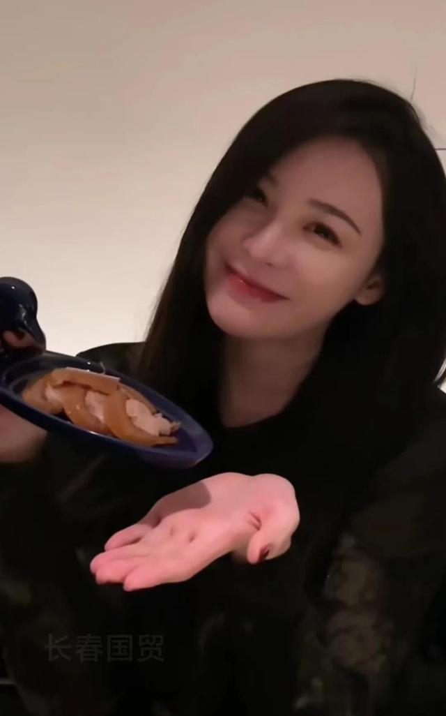 张颖颖|狗仔曝光汪小菲与女生接吻后,张颖颖首次露面心情未受影响