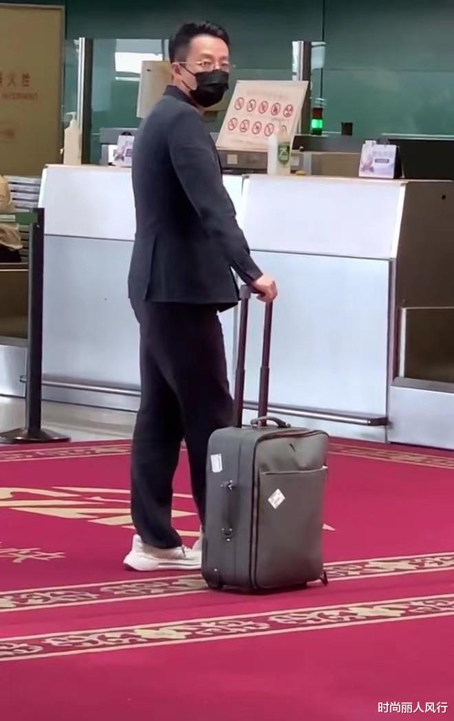 汪小菲|大s结婚汪小菲却爆火!首次露面走机场,穿西装戴眼镜变帅气霸总