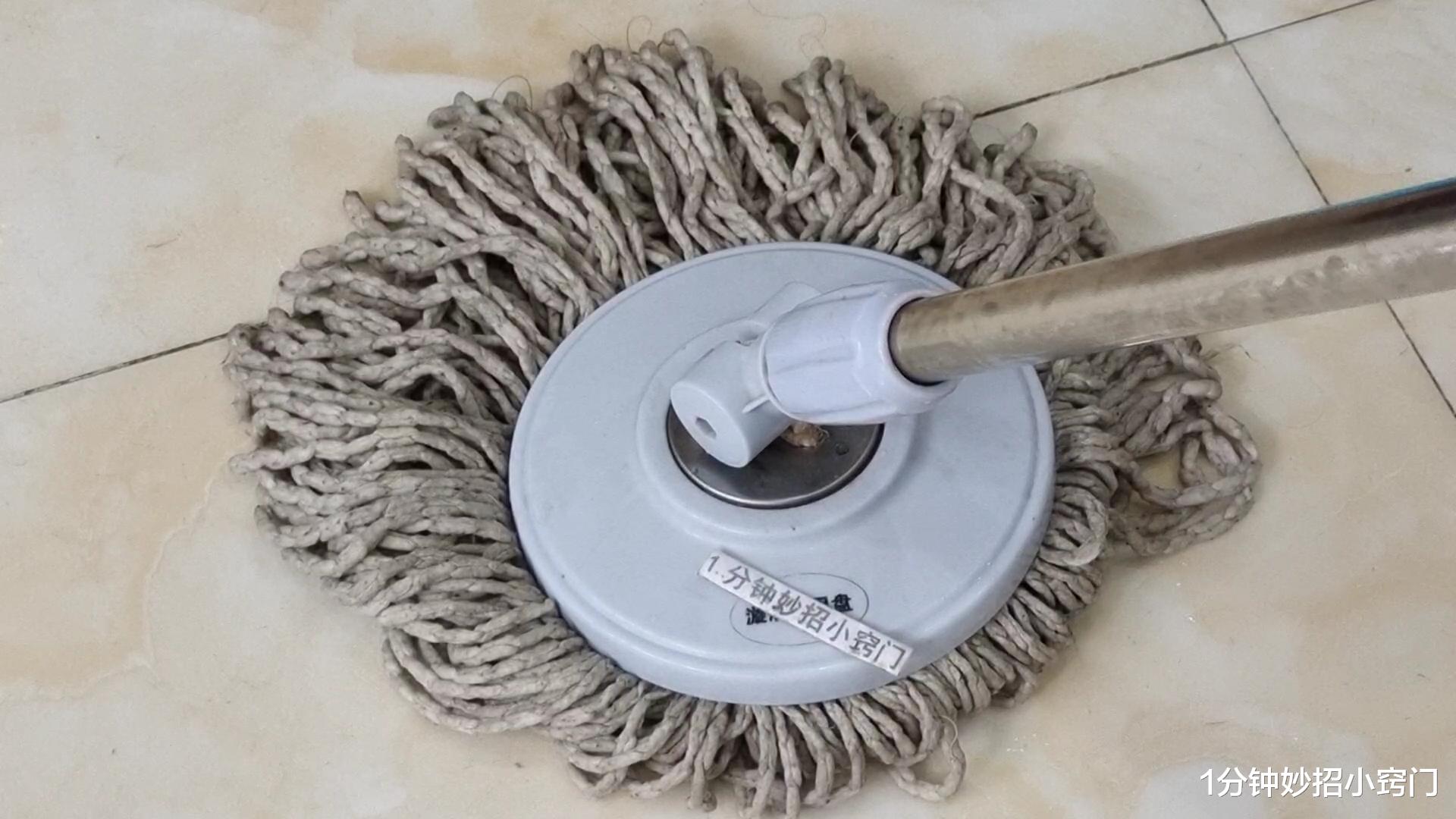 地板脏了别用清水拖,教你一招,家里地板干净又耐脏