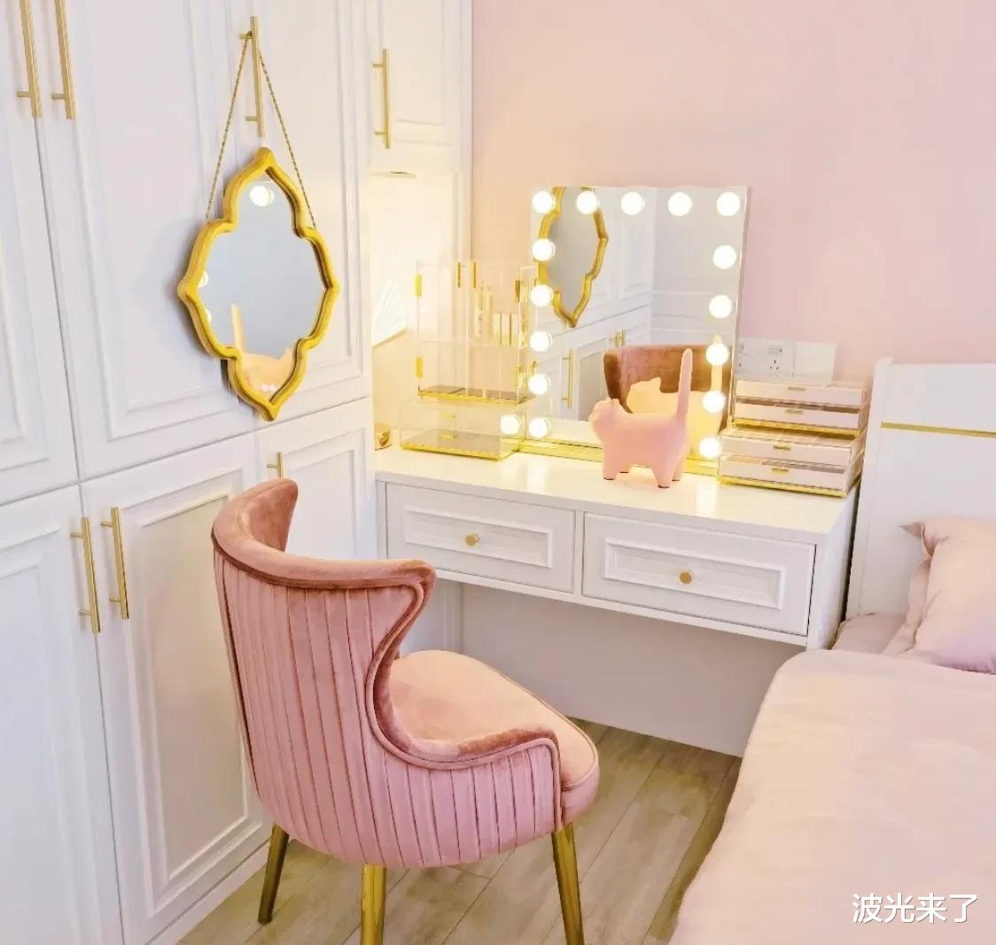 装修还买传统床头柜吗？早就过时了，现在年轻人都流行这样装