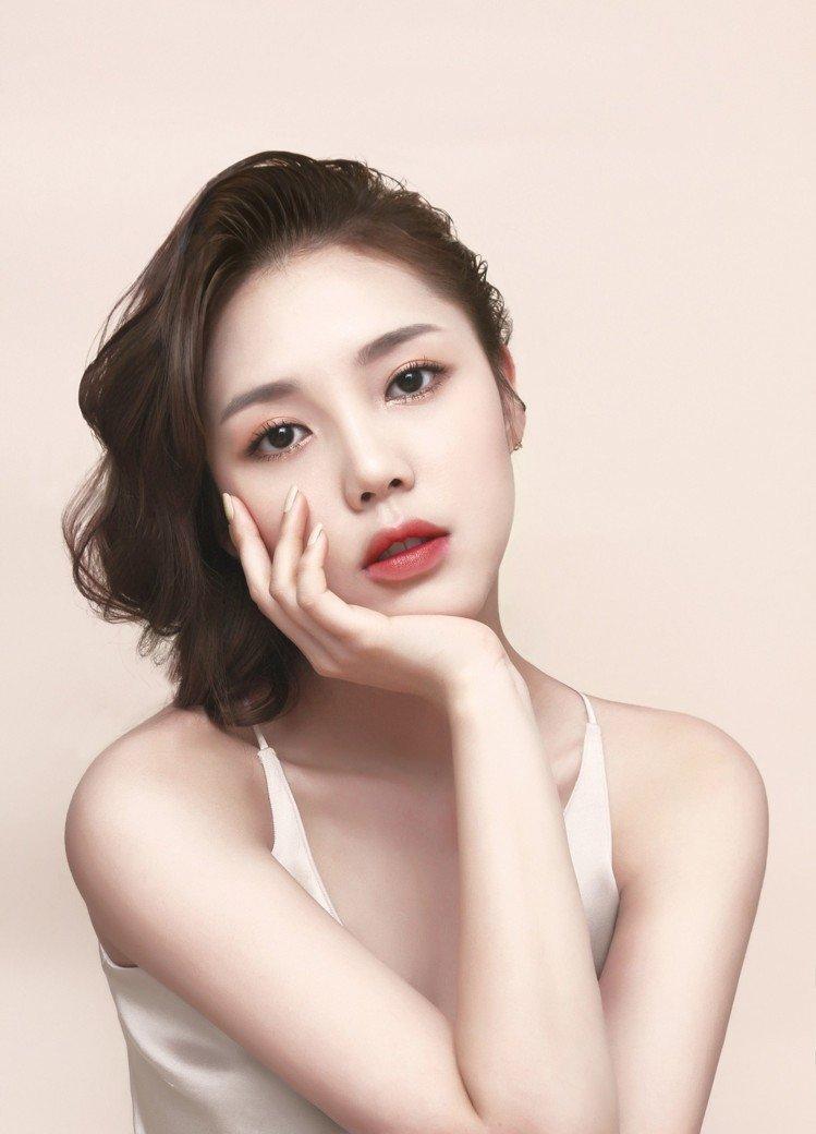 玫瑰 舒淇巴塞尔表展绽放女神光的秘密是它：2018想跟上彩妆流行必看
