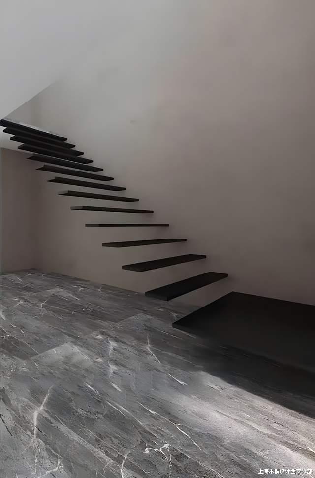 令人称奇的悬浮楼梯,原理竟等同于印度街头的人体悬浮术