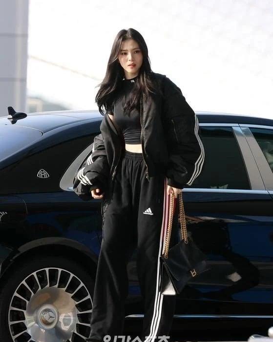 |暴瘦感消失!韩韶禧机场照曝帅气眉钉造型引热议,女神状态回归