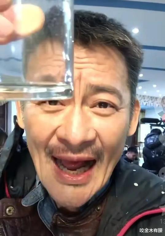 景岗山现身地摊买水果,前额川字纹又长又深,网友:纯纯的酒蒙子