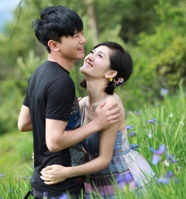 张杰|张杰带3个女儿外出溜达,打扮成小公主全程撒娇,高颜值随谢娜