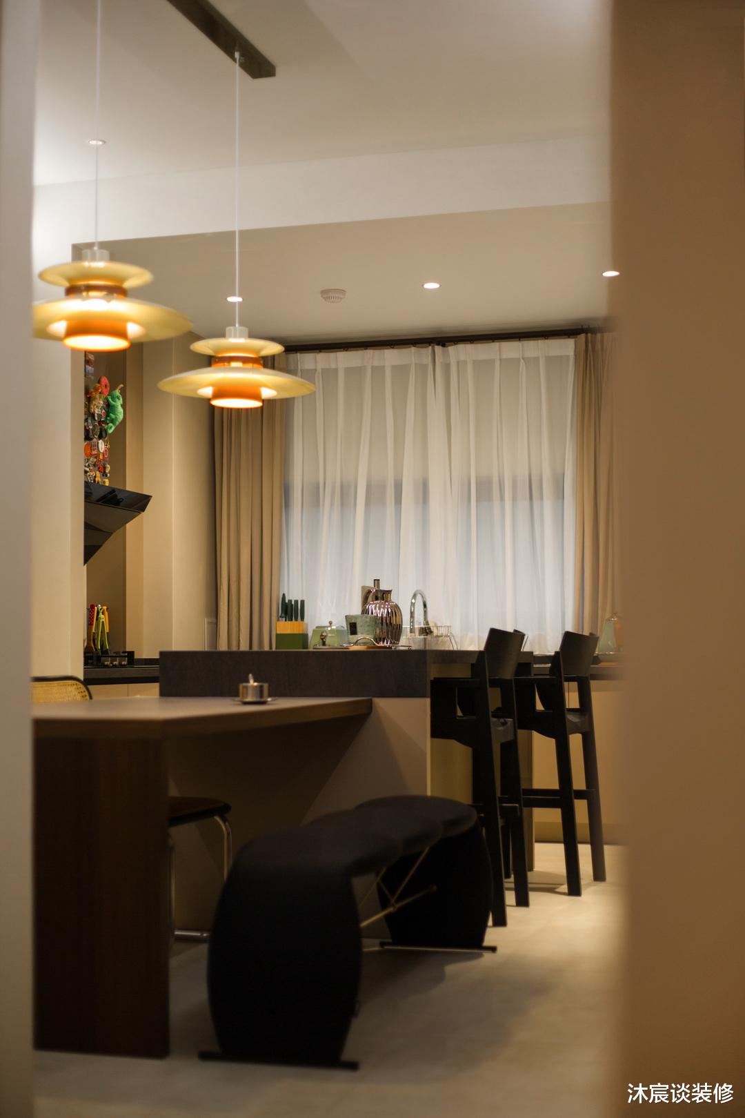 她的新家,一个玄关就能让人驻足欣赏许久,室内复古优雅,很治愈