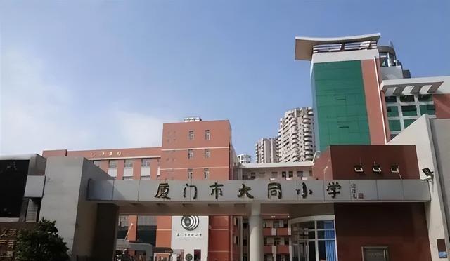男子助学捐款100万,学校保安不让进,这两个人都很“轴”吗?