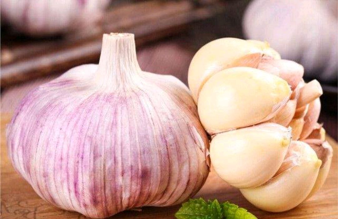 肝脏|经常吃大蒜对肝脏好不好?提醒:想要肝脏好,2种食物最好别吃