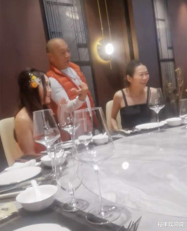 男团|午马小23岁遗孀近况！戴边框眼镜穿着性感，热情与一众港星聚餐