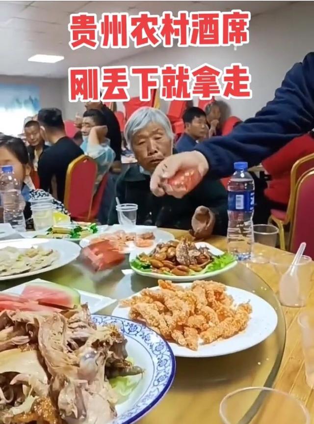 贵州：大妈吃酒席，香烟刚丢下就被她拿走，网友：太不体面了