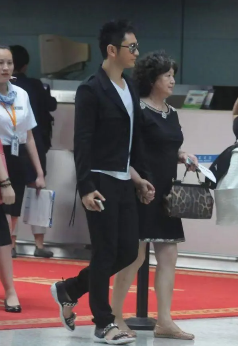 黄晓明携妈走机场,70岁妈妈穿短裙太优雅,黄晓明全程牵手似妈宝男