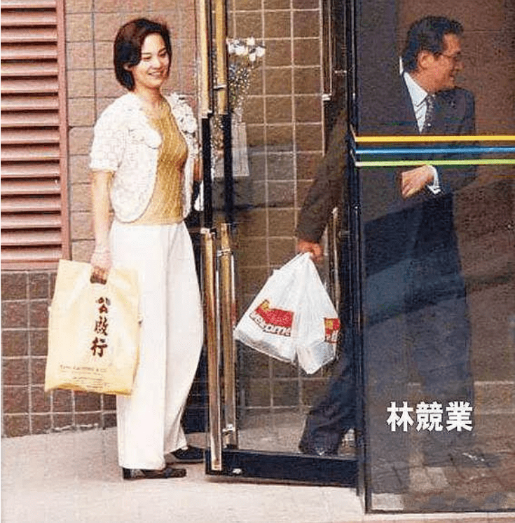 翁静晶|让原配心甘情愿的让位，55岁再嫁赌王家族，她的人生太彪悍