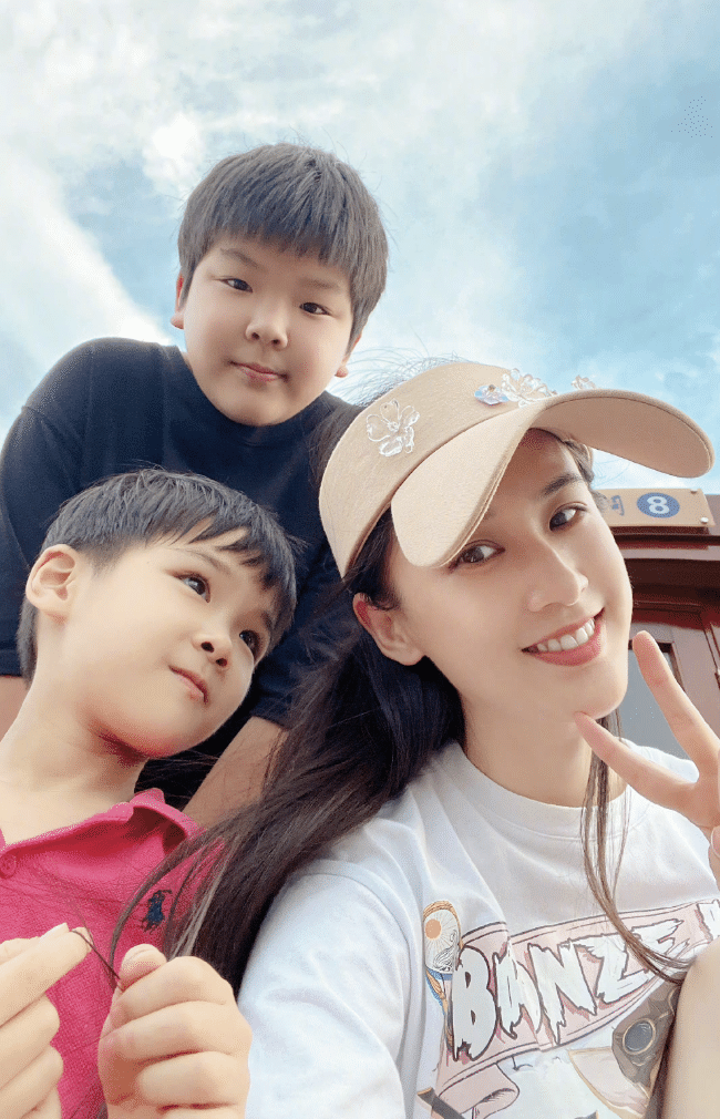 黄圣依|黄圣依久违秀恩爱,杨子为老婆扫雪显卑微,获对方喂食得意洋洋