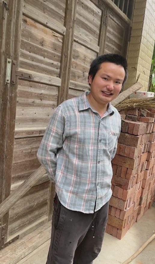 红牛|网红牛爱芳罕见露面，面部圆润双下巴抢镜，假胡子已经不见了