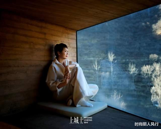葡萄酒 56岁蒋雯丽一出山就是王者!新大片穿黑裙秀身材,短发也有女人味