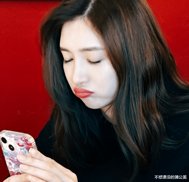 江疏影|江疏影玩手机被助理抓拍，嘟嘴撒娇反差萌十足，用2元皮筋接地气