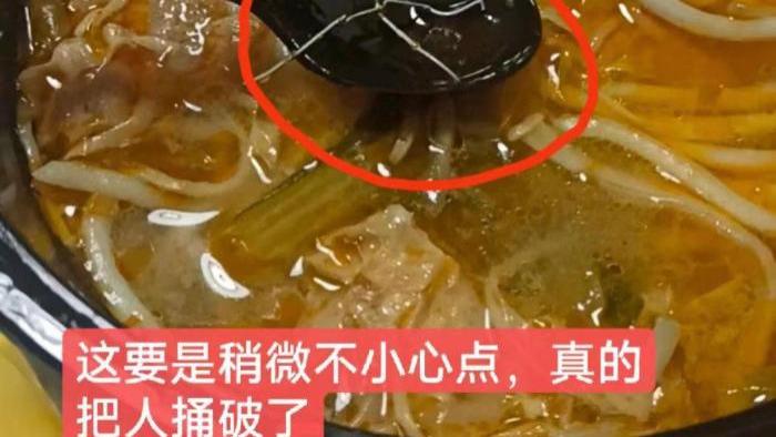 小伙图省事点外卖充饥，不成想差点就此弃世，商家：你去投诉吧！