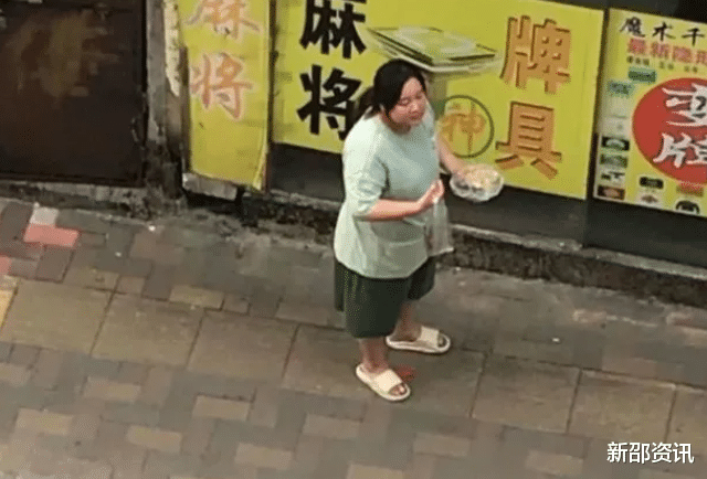 贾玲|贾玲佛山拍戏被偶遇，虎背熊腰面容憔悴认不出，被疑用替身引热议