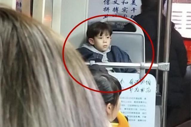 “高颜值小男孩”坐公交引乘客羡慕,网友开玩笑:阿姨愿等你长大