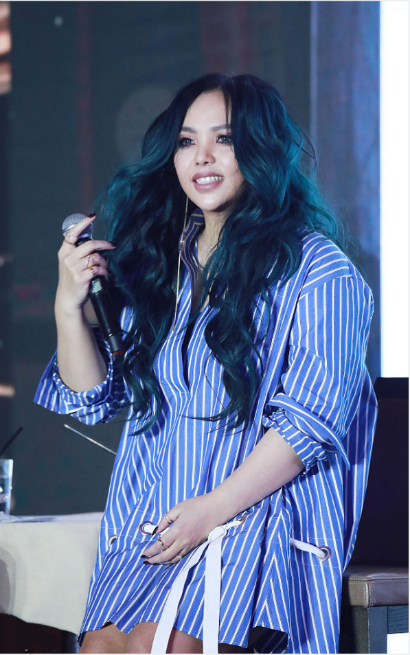 服饰|张惠妹穿着真“个性”，宽松衬衫打造下衣失踪，遮身材还挺新潮