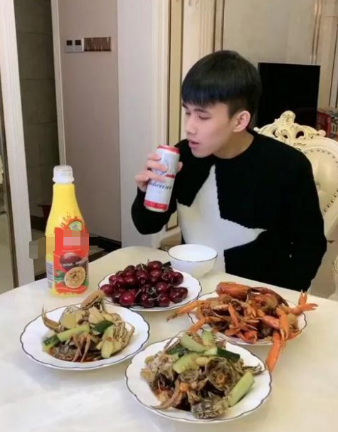 陈三废|真豪！陈三废姐姐自曝家庭成员薪资：爸妈每月3W，妹妹每月10W