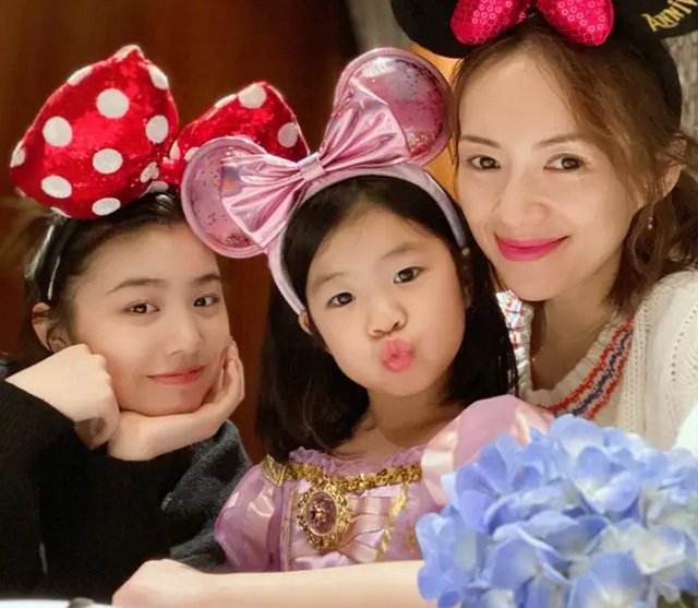 章子怡|43岁章子怡素颜带娃出门！细心体贴蹲下喂水，粉色短裤大长腿养眼