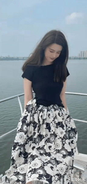 张大奕|张大奕被曝另觅新欢！与富二代同游照被扒出，为爱搬家疑已同居