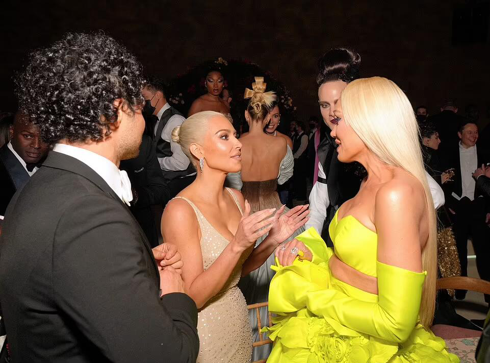 金·卡戴珊|金卡戴珊身穿复制的复制玛丽莲梦露连衣裙与男友皮特参加慈善晚宴