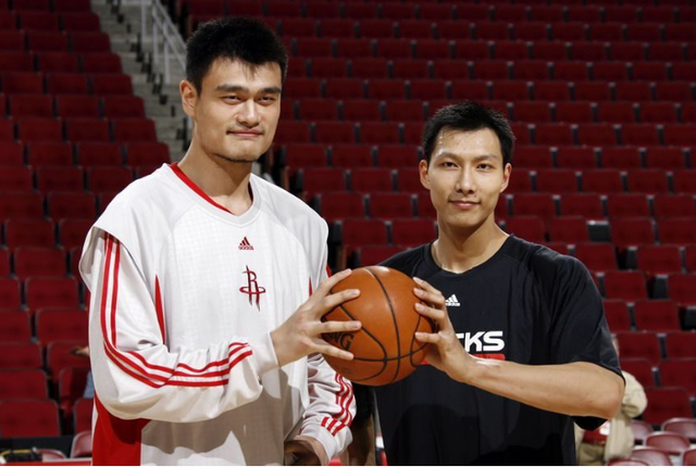 姚明|篮坛再出巨人！身高2米27超过姚明，曾经狂砍42分25篮板，未来可期